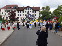 In feierlicher Prozesion wird der Primiziant vom Elternhaus abgeholt